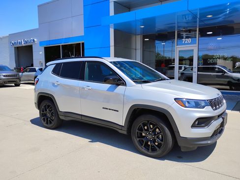 Used 2025 Jeep Compass Latitude w/ Convenience Group AWD/4WD image 4