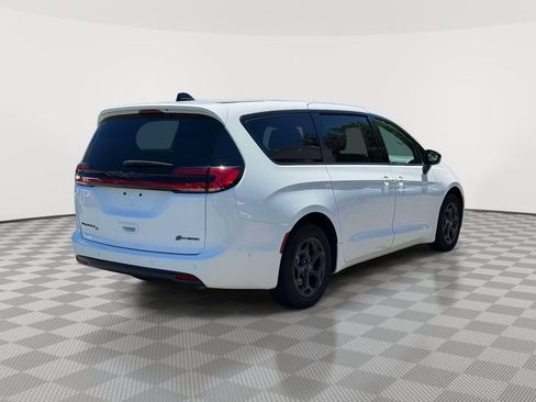 Used 2024 Chrysler Pacifica Limited FWD image 7