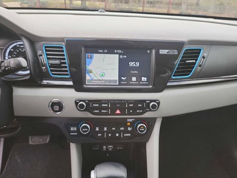Used 2019 Kia Niro Touring image 22