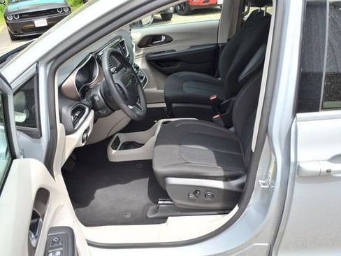 Used 2023 Chrysler Voyager LX FWD image 17