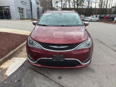Used 2018 Chrysler Pacifica Limited w/ Tire & Wheel Group image 9