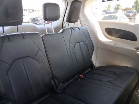 Used 2017 Chrysler Pacifica Touring-L w/ Tire & Wheel Group FWD image 14