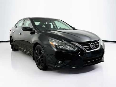 Used 2017 Nissan Altima 2.5 SR w/ Midnight Edition Package FWD image 2