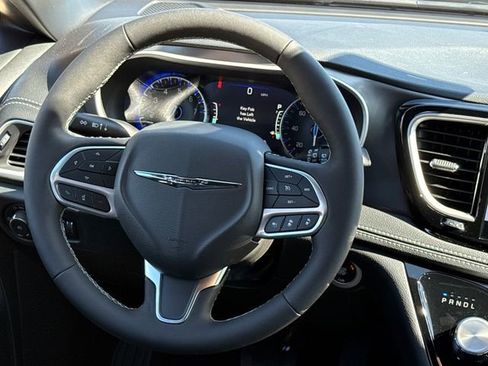 New 2026 Chrysler Pacifica Select image 12