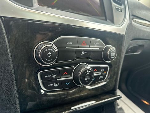 Used 2019 Chrysler 300 Limited AWD/4WD image 36