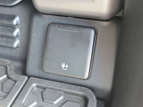 New 2025 Land Rover Defender 110 X-Dynamic SE image 13