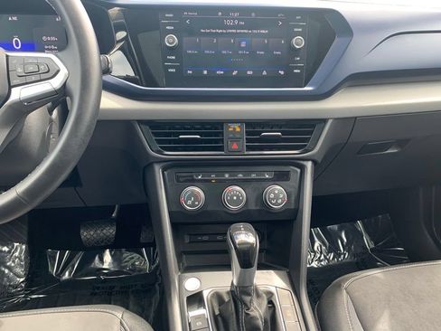 Used 2022 Volkswagen Taos SE w/ Panoramic Sunroof Package FWD image 13