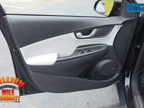 Used 2022 Hyundai Kona Limited w/ Cargo Package FWD image 12