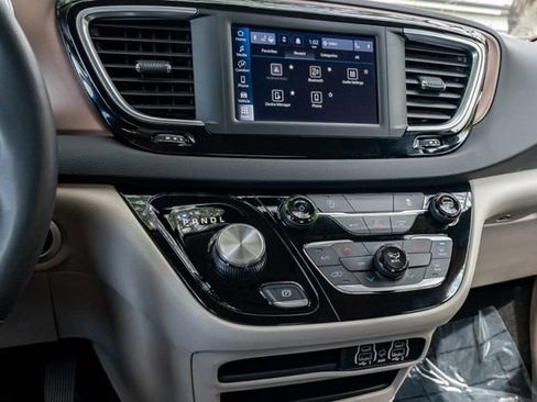 Used 2023 Chrysler Voyager LX image 15