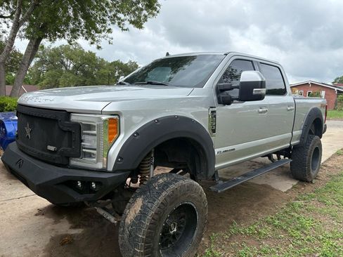 Used 2019 Ford F250 Lariat w/ Lariat Ultimate Package AWD/4WD image 2