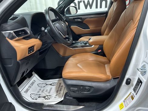 Used 2025 Toyota Highlander Platinum image 24