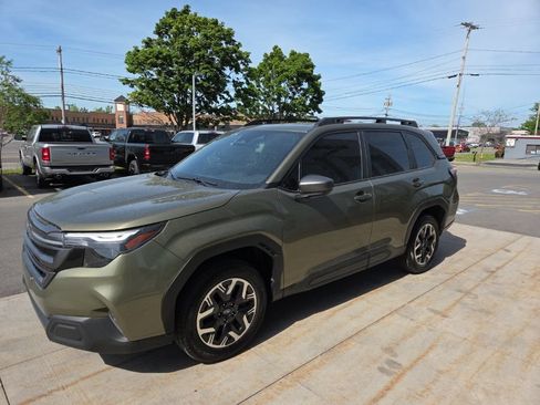 Used 2025 Subaru Forester Premium AWD/4WD image 5