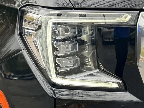 Used 2022 GMC Yukon XL Denali w/ Advanced Technology Package image 9