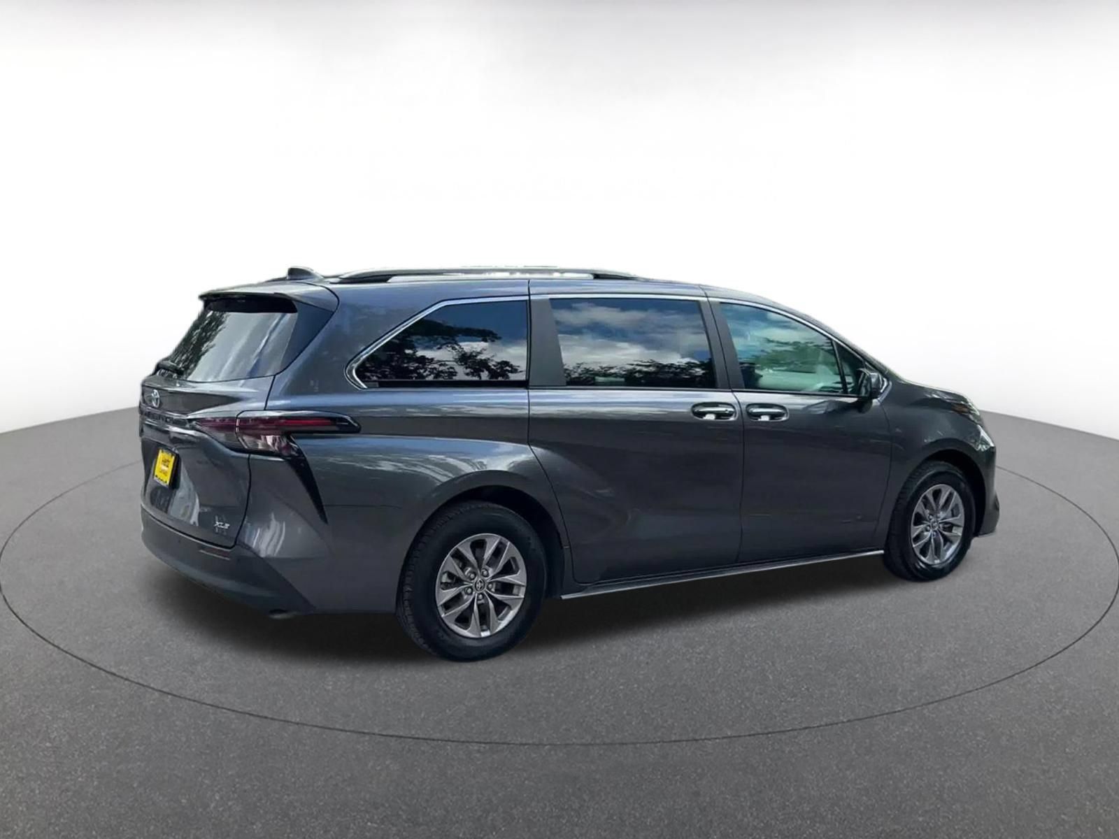 Used 2025 Toyota Sienna XLE FWD image 14