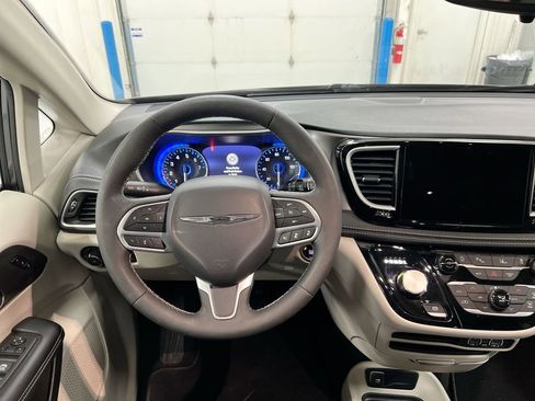 Used 2023 Chrysler Pacifica Touring-L AWD/4WD image 11