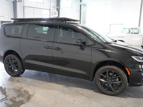 Used 2023 Chrysler Pacifica Touring-L w/ Uconnect Theater Family Group AWD/4WD image 6