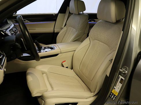 Certified 2022 BMW M760i xDrive w/ Luxury Rear Seating Package image 10