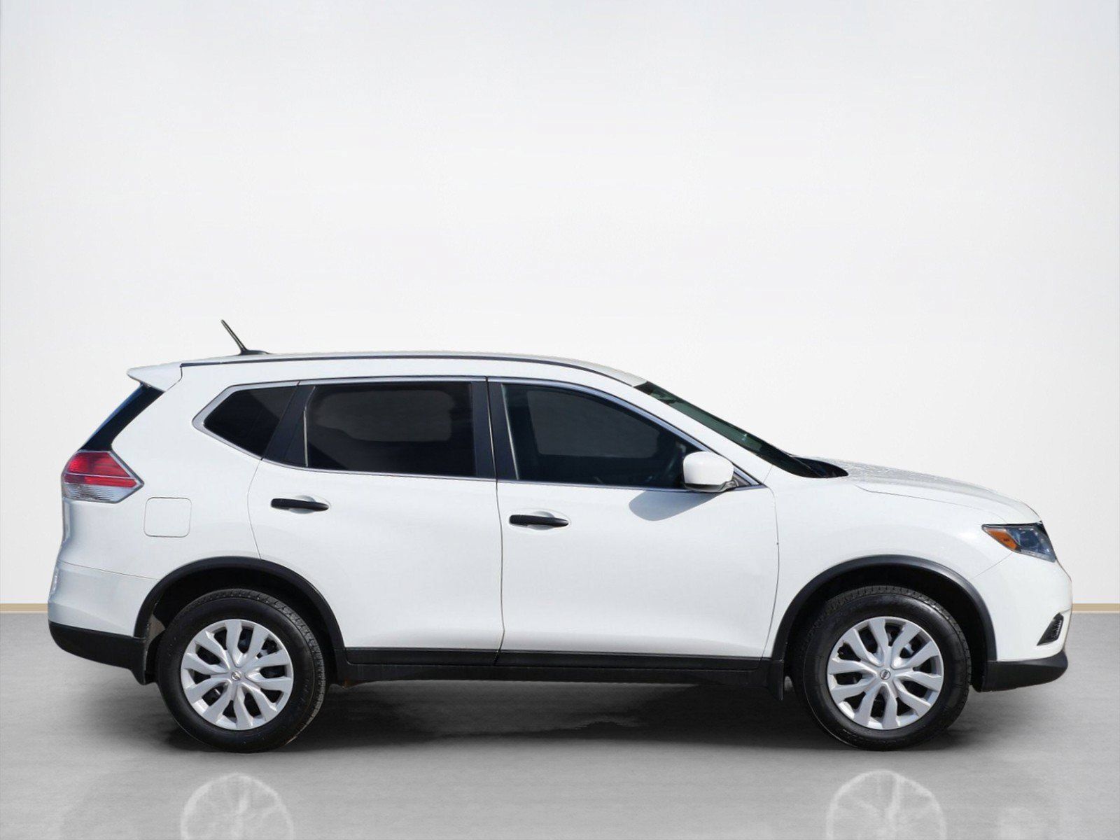 Used 2016 Nissan Rogue S AWD/4WD image 2