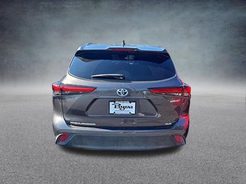 Used 2021 Toyota Highlander XLE AWD/4WD image 7