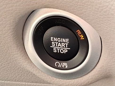 Used 2024 Chrysler Pacifica Limited FWD image 24