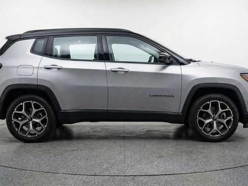 Used 2025 Jeep Compass Limited image 11