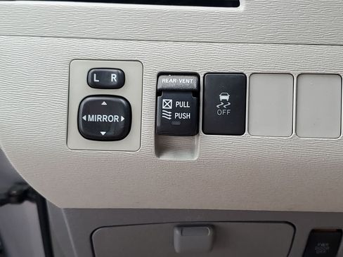 Used 2013 Toyota Sienna XLE AWD/4WD image 32
