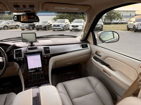 Used 2007 Cadillac Escalade AWD w/ Information Package image 32