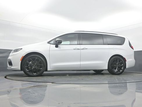 Used 2025 Chrysler Pacifica Limited image 45