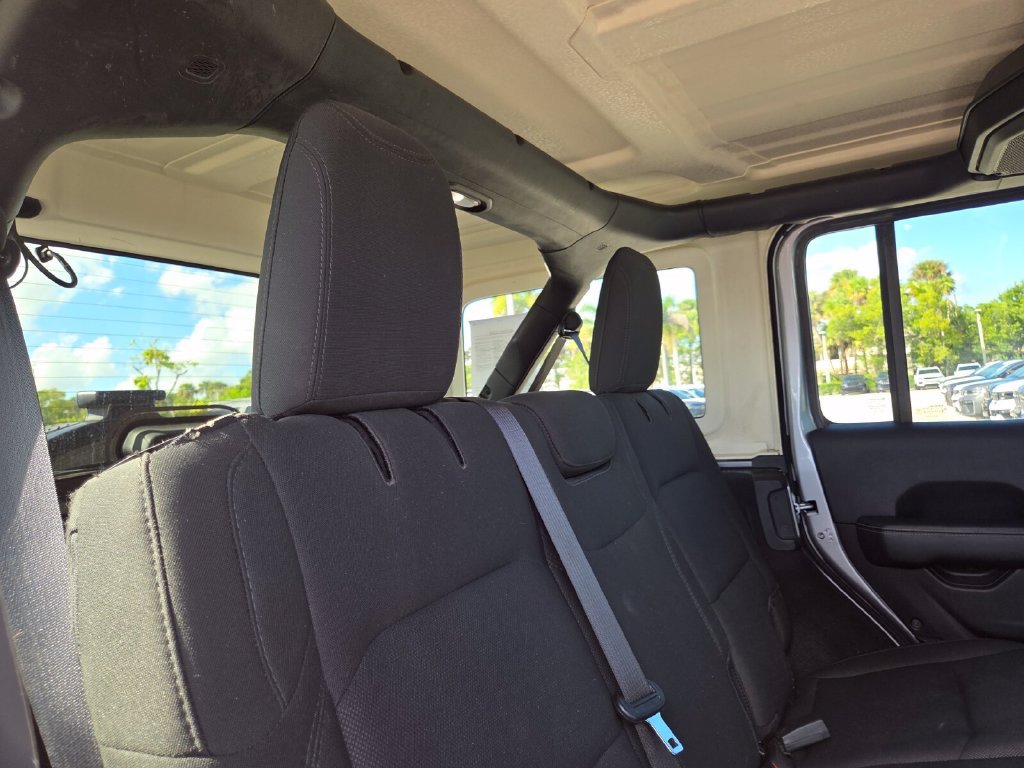 Used 2019 Jeep Wrangler Unlimited Sahara AWD/4WD image 19