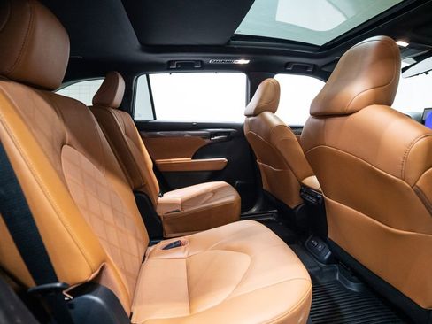 Used 2023 Toyota Highlander Platinum image 35