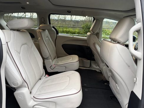 Used 2019 Chrysler Pacifica Limited image 30