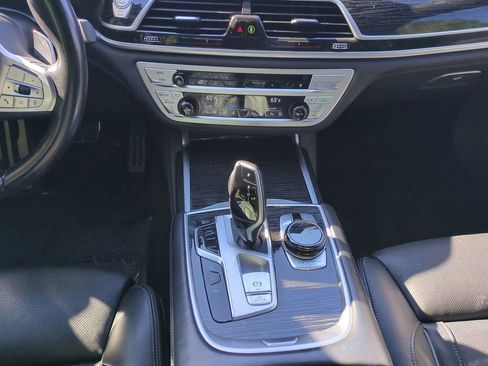 Used 2022 BMW 750i xDrive w/ Executive Package image 19