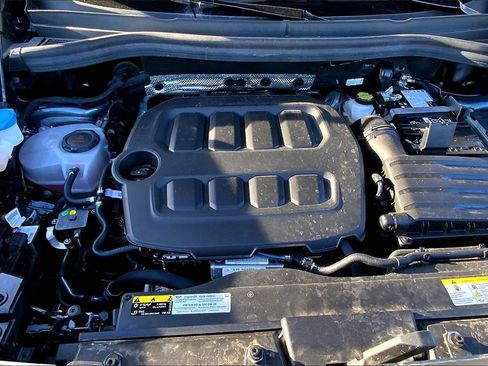 Certified 2025 Volkswagen Tiguan SE image 10