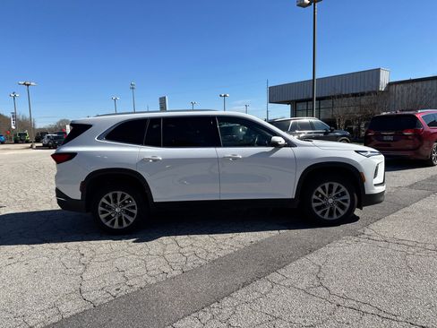 Used 2025 Buick Enclave Preferred image 4