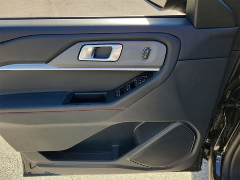 Used 2025 Ford Explorer ST-Line w/ ST-Line Street Pack image 14