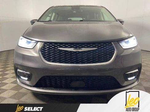 Used 2023 Chrysler Pacifica Touring-L FWD image 2