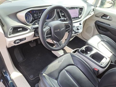 Used 2023 Chrysler Pacifica Touring-L image 18