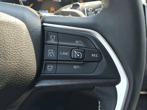 Used 2023 Jeep Grand Cherokee Limited w/ Black Appearance Package AWD/4WD image 21