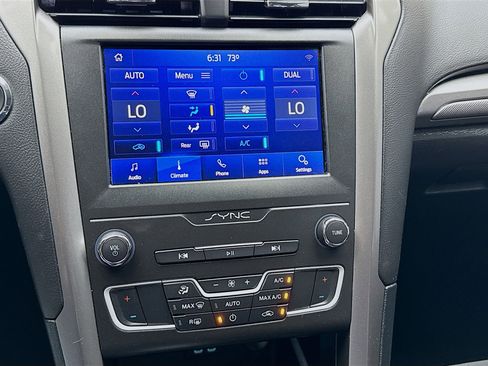 Used 2019 Ford Fusion SE FWD image 12