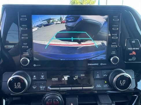Used 2021 Toyota Highlander LE AWD/4WD image 18