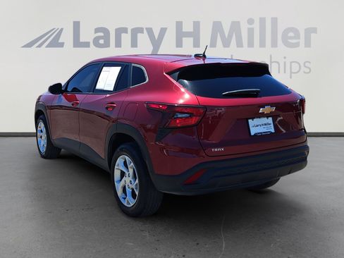 Used 2025 Chevrolet Trax LS w/ LS Convenience Package FWD image 3