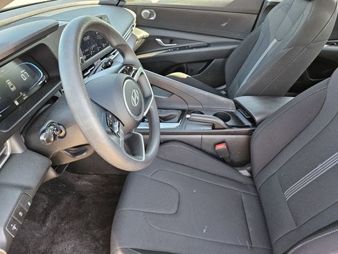 Used 2025 Hyundai Elantra SE image 9