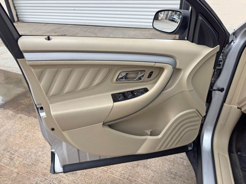 Used 2015 Ford Taurus SE FWD image 32