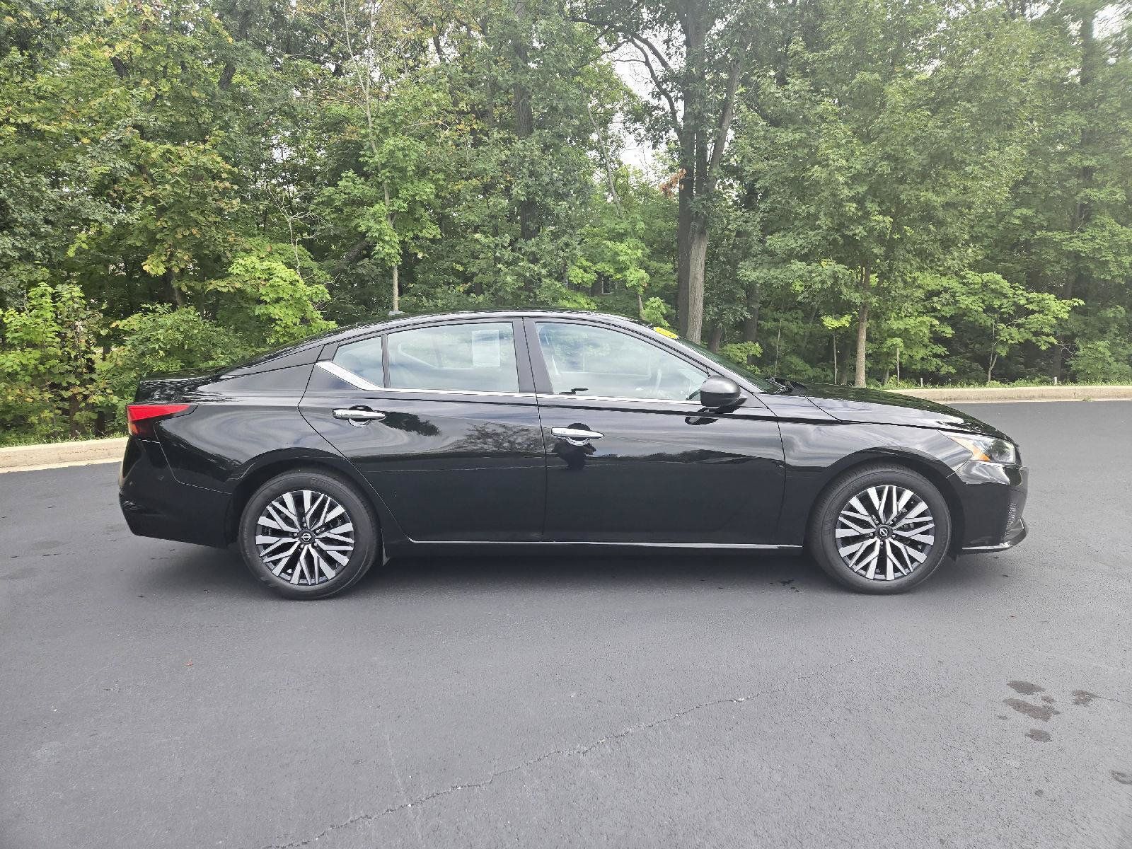 Used 2025 Nissan Altima 2.5 SV FWD image 2