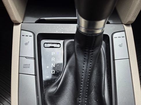 Used 2018 Hyundai Elantra Limited FWD image 26