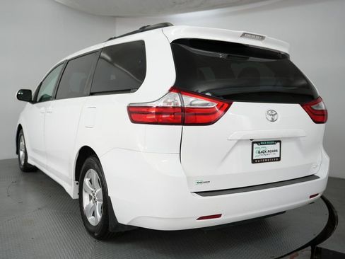 Used 2018 Toyota Sienna LE w/ Carpet Mat Package image 7