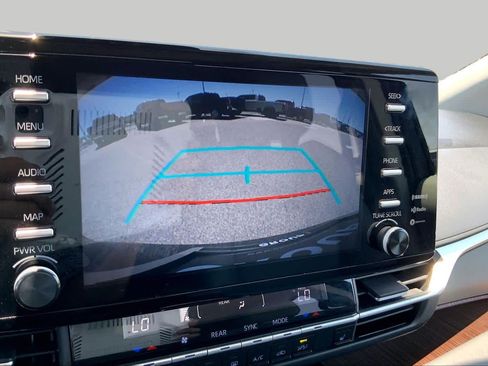 Used 2024 Toyota Sienna XLE FWD image 27