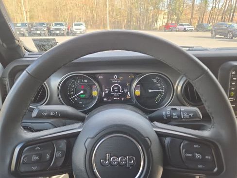 Used 2023 Jeep Wrangler Unlimited w/ Sun & Screen Package AWD/4WD image 12