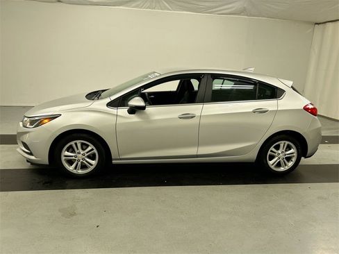 Used 2017 Chevrolet Cruze LT image 6