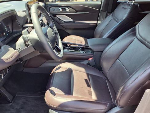Certified 2025 Ford Explorer Platinum RWD image 14
